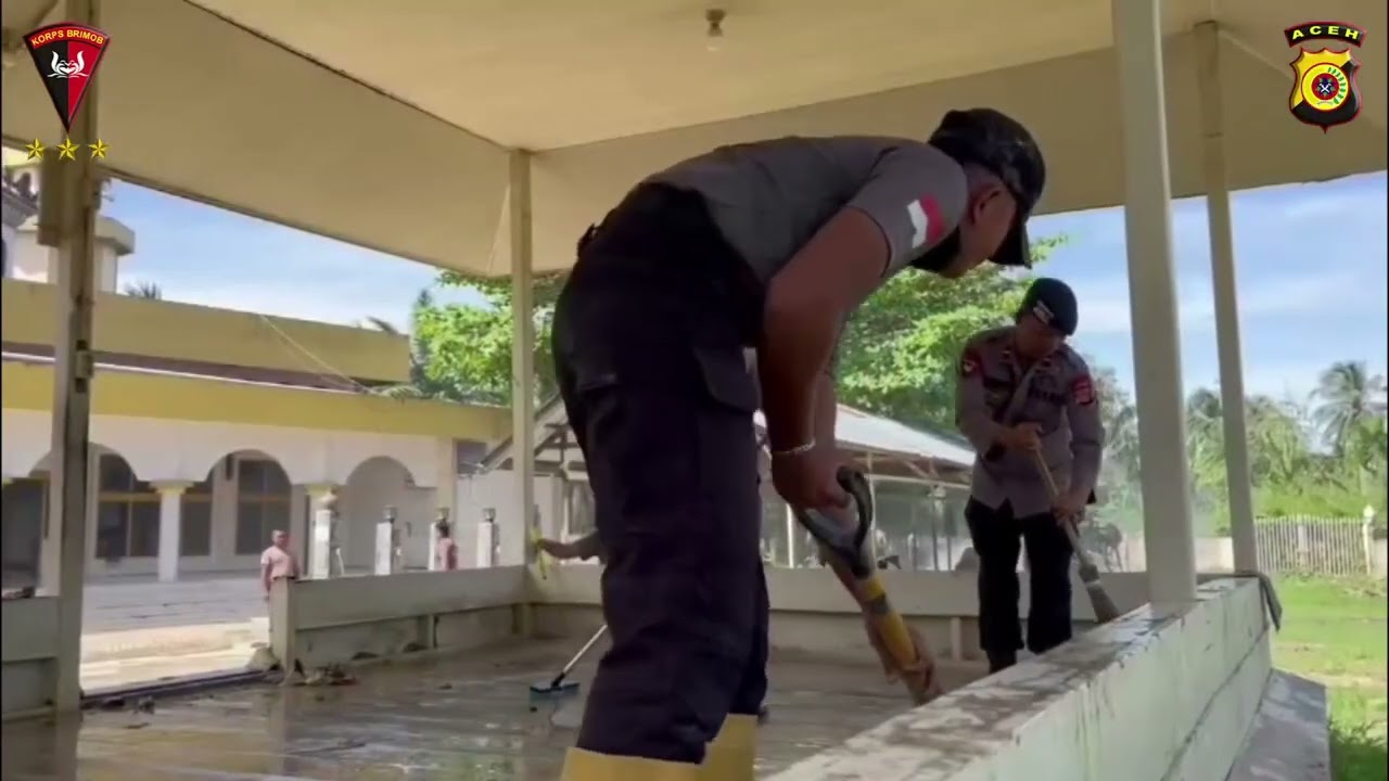 Pascabanjir Melanda, Brimob Aceh Hadir Bersihkan Masjid Baitul Mukhlisin