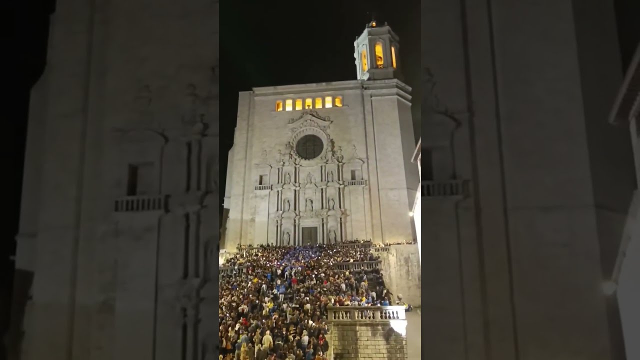 Fires de Sant Narc&iacute;s 2024. Pujada d'un pilar per les escales de la Catedral