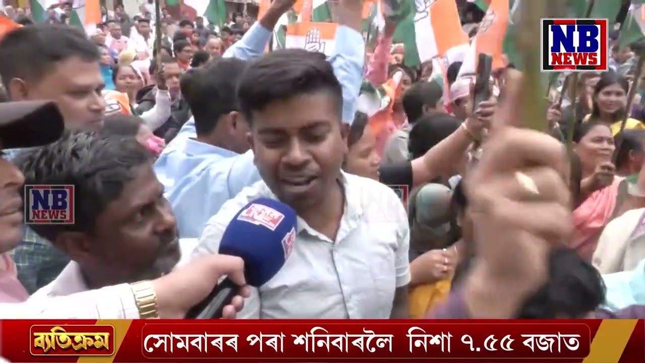 পদুমৰ মাজতে ওলাল হাত!