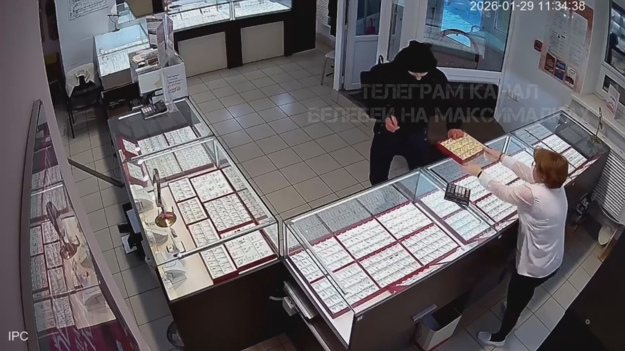 Пацан спёр подложку с 27 кольцами из ювелирного магаза. Real video