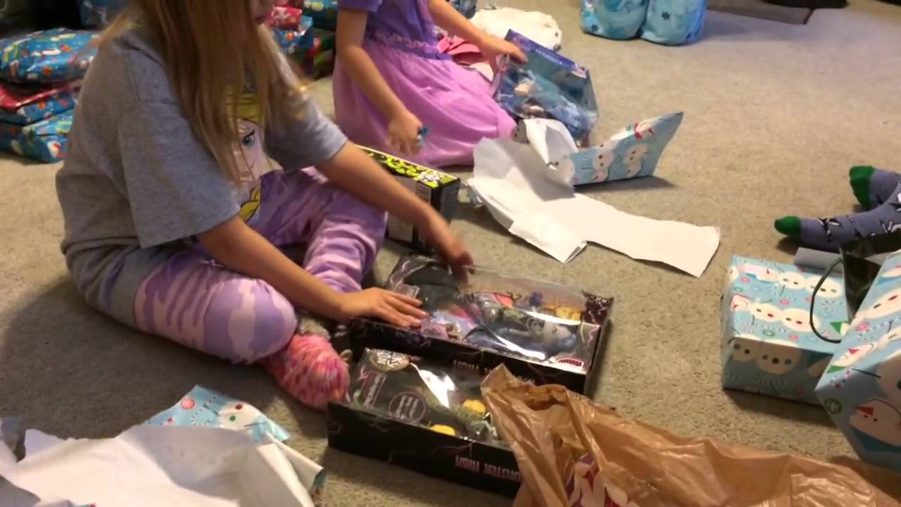 VLOG: Grimmettes open Presents on CHRISTMAS MORNING! WWE FIGURES, Monster High, Disney Frozen Dolls