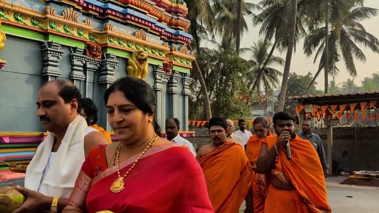నవ చండీ యాగంలో ఏడవ రోజు ఉదయం మంగళ వాయిద్యతో గిరి ప్రదక్షిణ.
