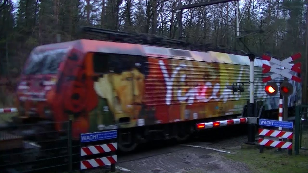 Spoorwegovergang Apeldoorn // Dutch railroad crossing