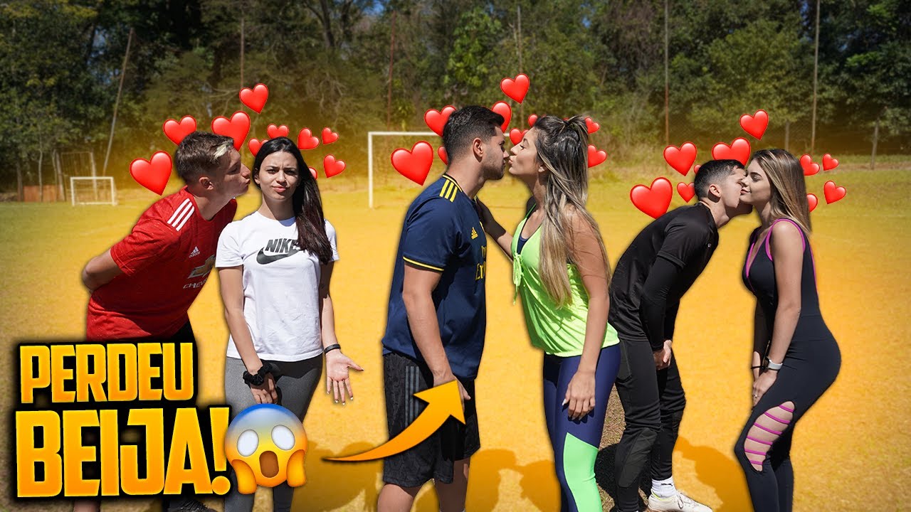 BEIJANDO A NAMORADA DO OUTRO NO FUTEBOL!!