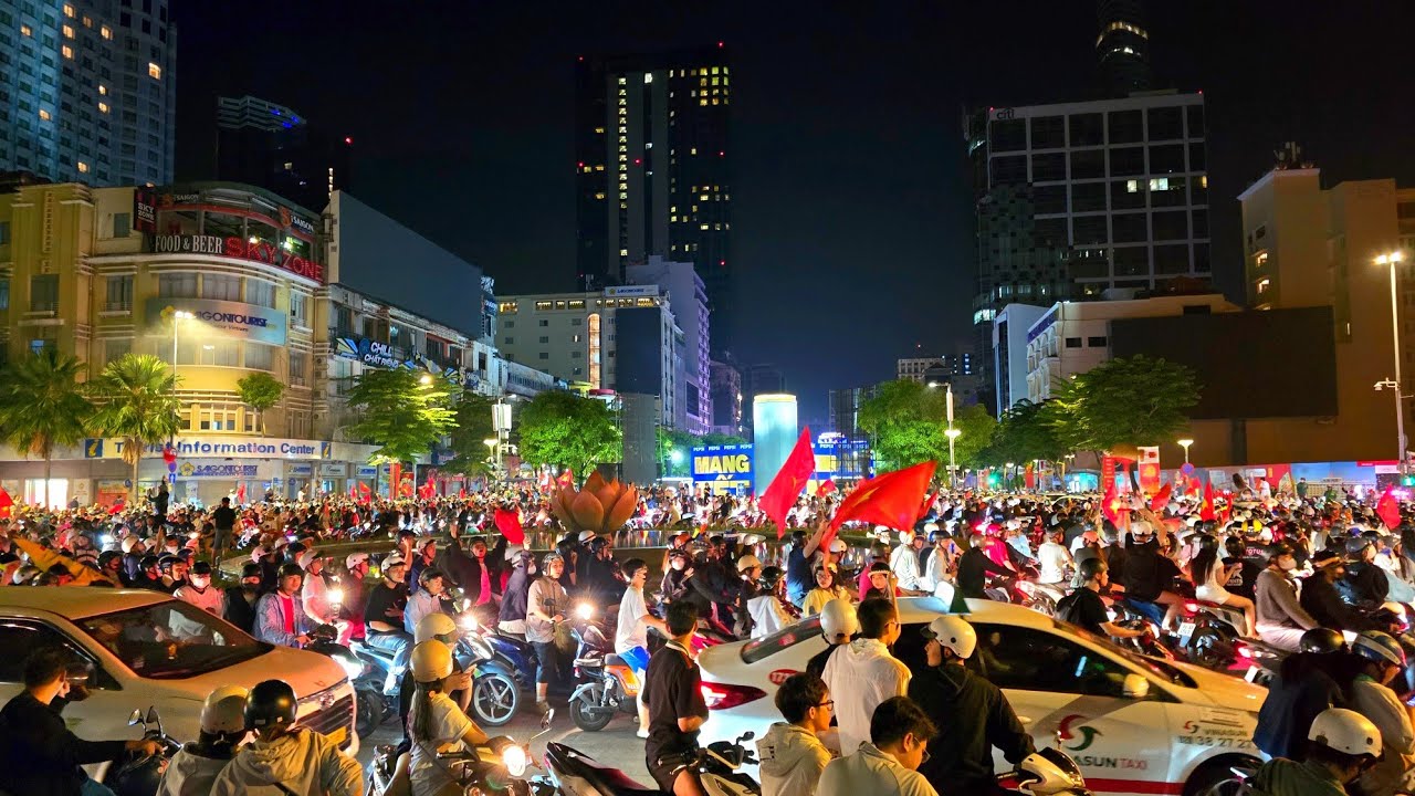 2 GIỜ SÁNG Ở SÀI GÒN , BIỂN NGƯỜI ĐỔ VỀ PHỐ  ĐI BỘ ĂN MỪNG CHIẾN THẮNG VIỆT NAM VS UAE HÔM NAY