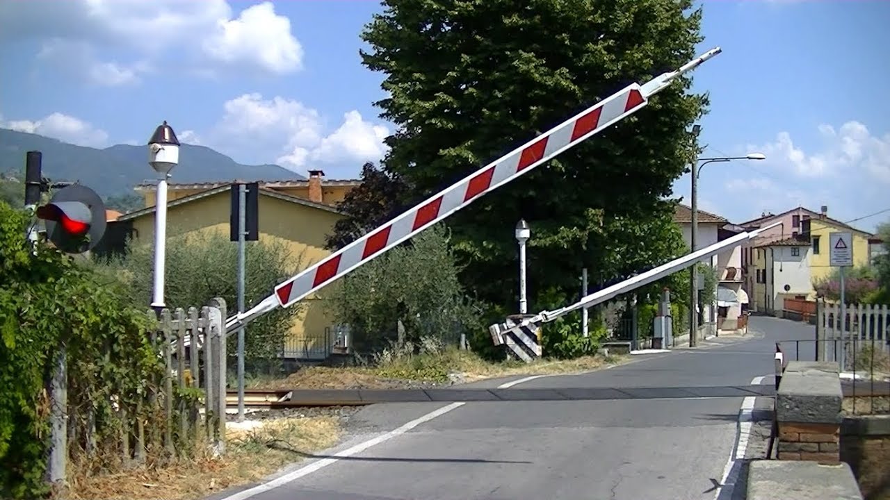 Spoorwegovergang Ponte A Moriano (I) // Railroad crossing // Passaggio a livello