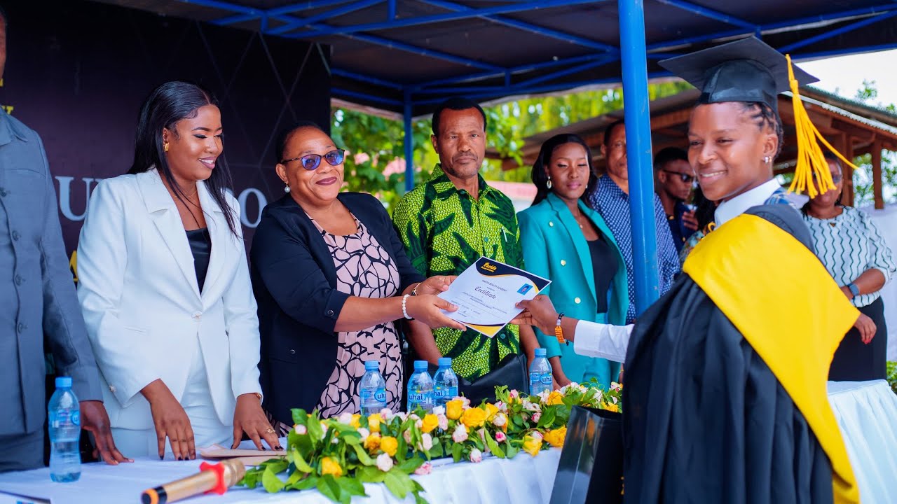 Angalia wanafunzi wa CHUO CHA UREMBO Wakiingia Ukumbini kwenye MAHAFALI FARIDA BEAUTY ACADEMY