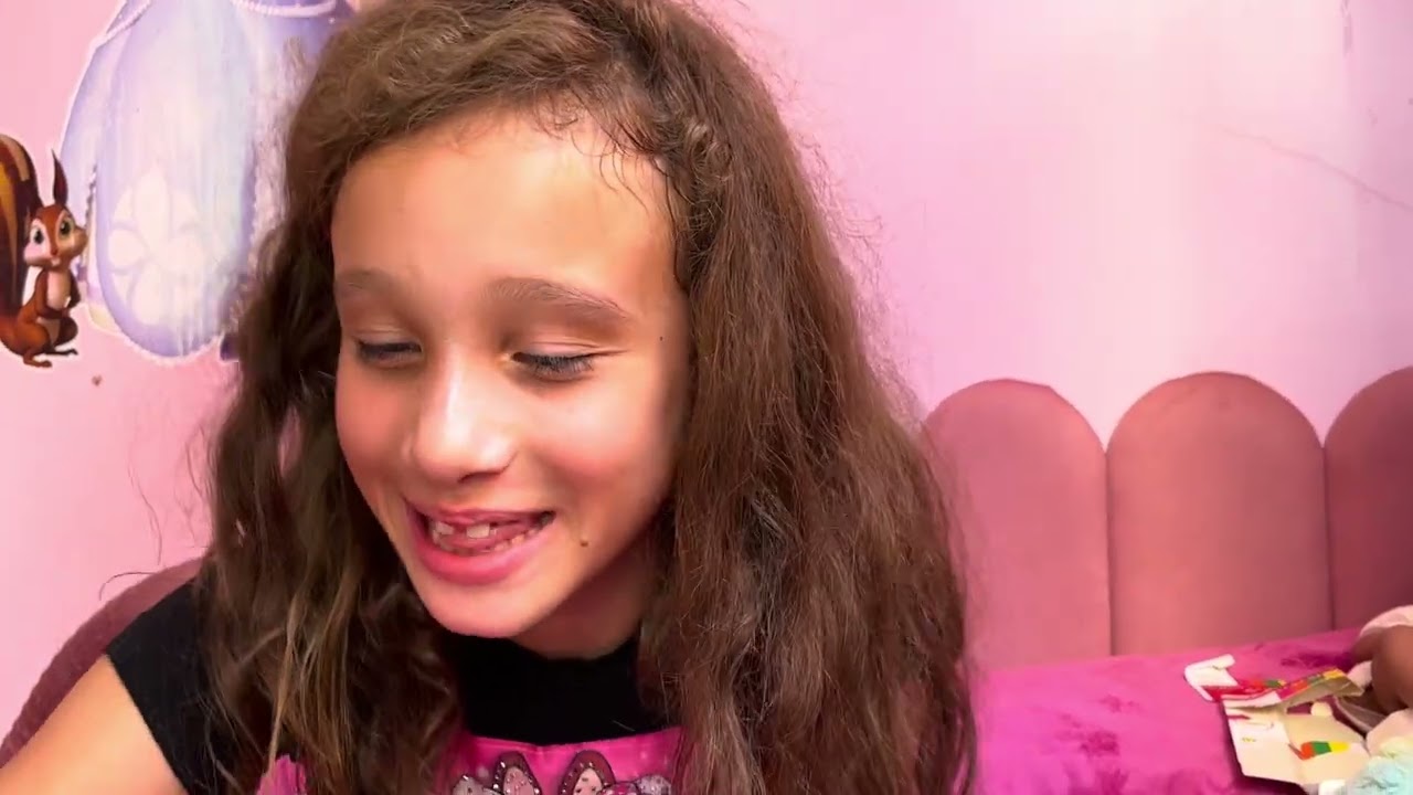 Primeiro vídeo da Sophia mostrando o Material escolar / Parte 1