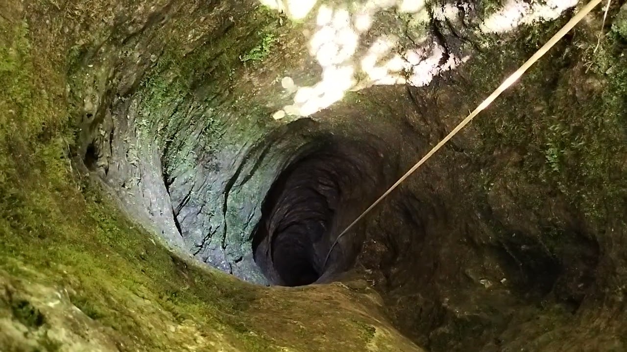Jura. Zejście linowe Mariusza do Studni Gliwickiej.