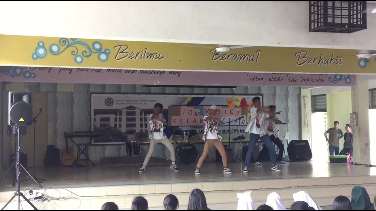 PERFOMANCE AT SMK SEKSYEN 3 BANDAR KINRARA ~ 17 Dance Crew