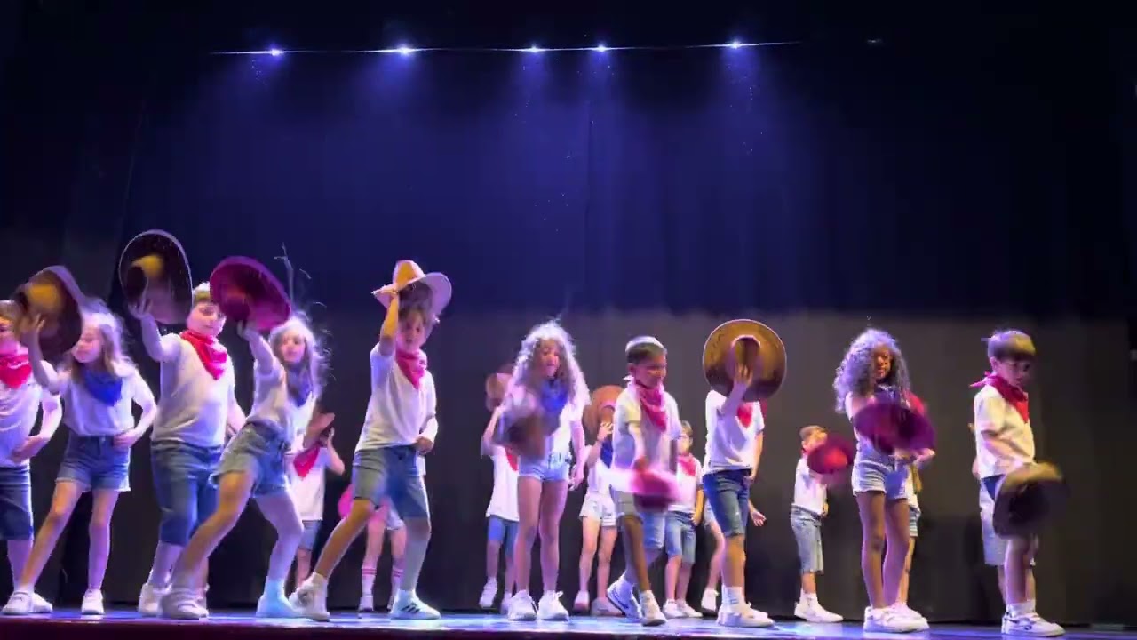 Fiesta fin de curso 2024. Actuación 2º de primaria.