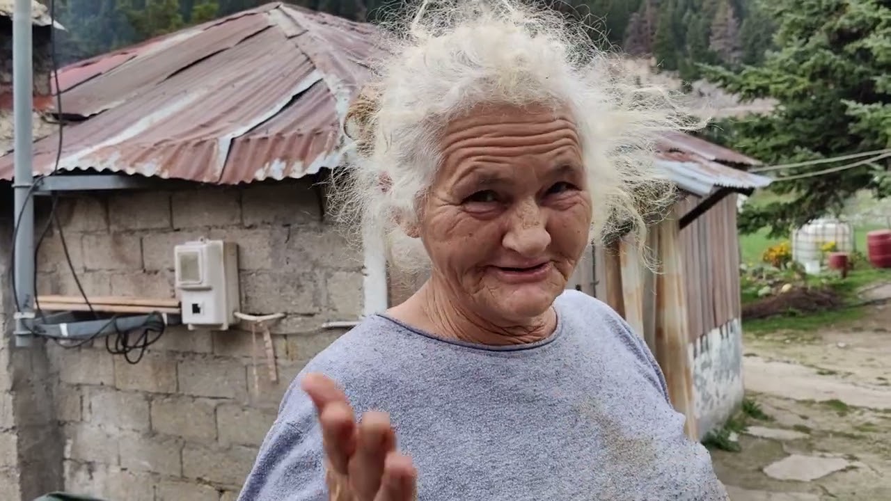 Η κ.Όλγα έχει δέκα παιδιά. Φτιάχνει το ψωμί μόνη της από προζύμι που έχει ακόμα από τη μάνα της!