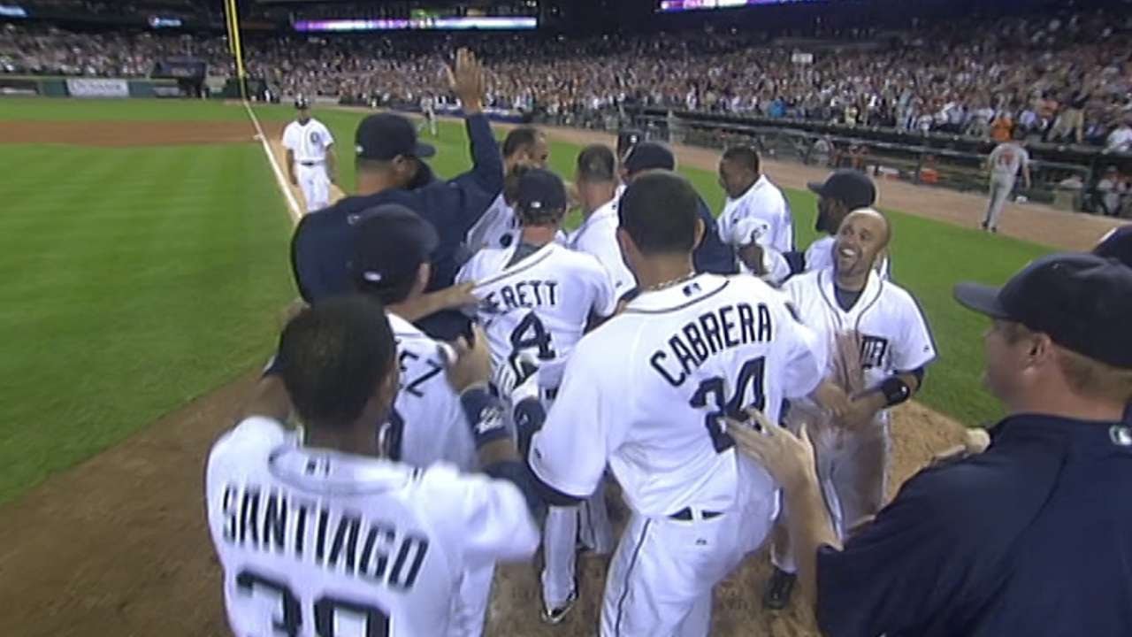 Thomas walks the Tigers off with a solo shot