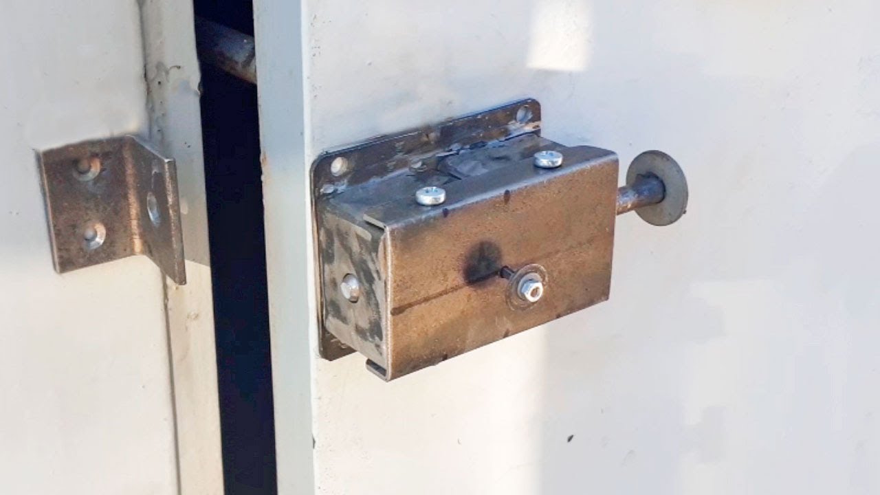 АВТОМАТИЧЕСКАЯ ЗАЩЕЛКА ИЗ СТАРЫХ ЖЕЛЕЗОК.  AUTOMATIC LATCH MADE OF OLD HARDWARE