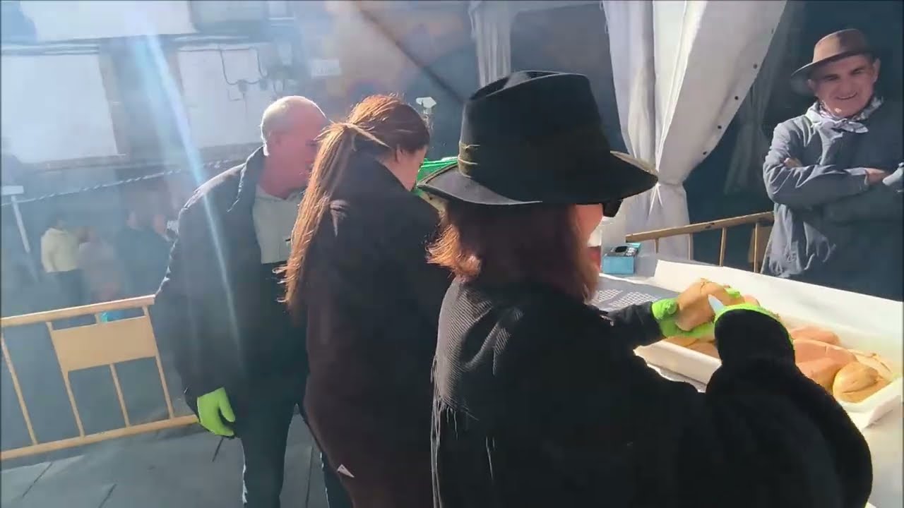 Reparto de CHORIZOS Y PONCHE con la RONDALLA VELAILE en los Carnavales de Jaraíz de la Vera