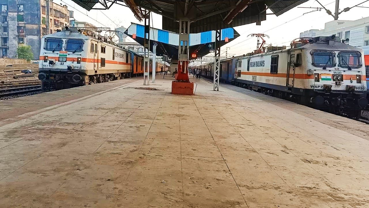 12215 Garibrath Exp and 12952 Rajdhani Exp overtakes 14707 Ranakpur Express at Vapi. VC@S7SWR .