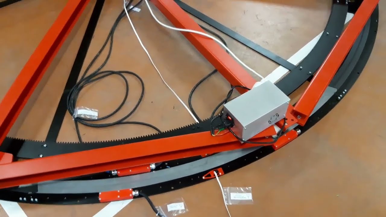 Plateforme tournante &Oslash; 3 m avec arriv&eacute;e &eacute;lectrique tournante et c&acirc;ble RJ45 tournant.