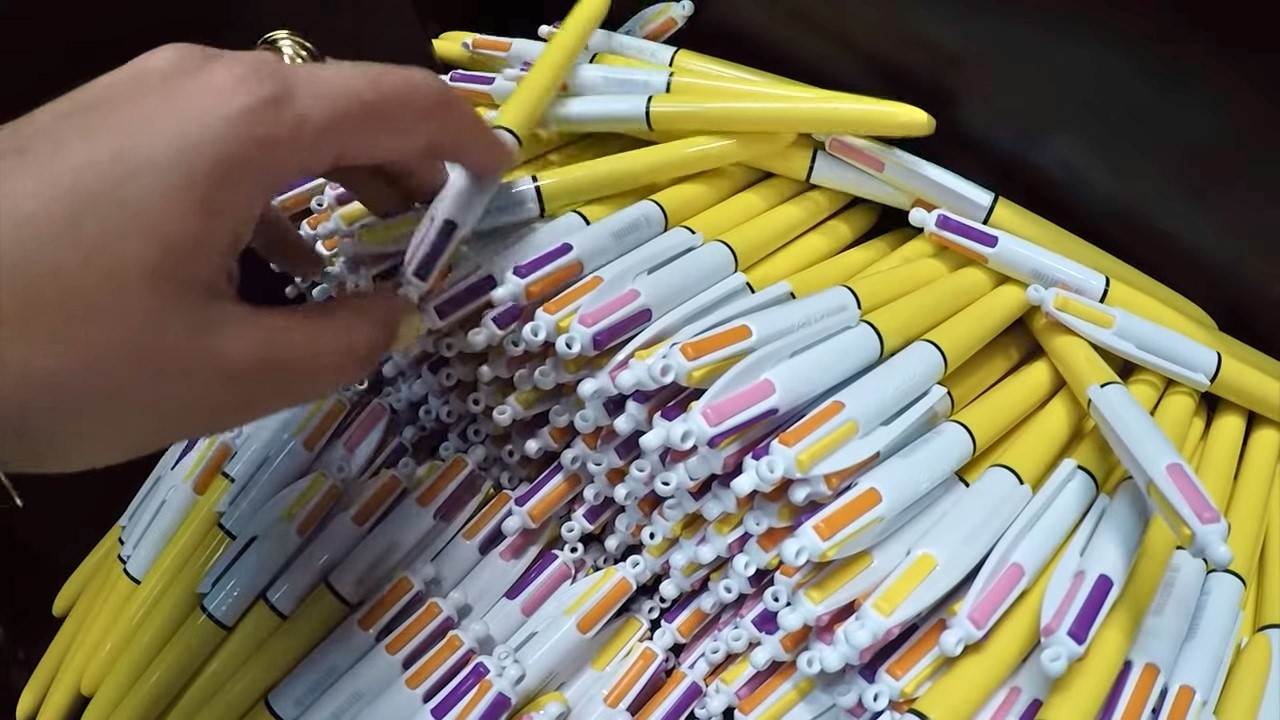 Bic 4 couleurs , le Baron de la cour de récré