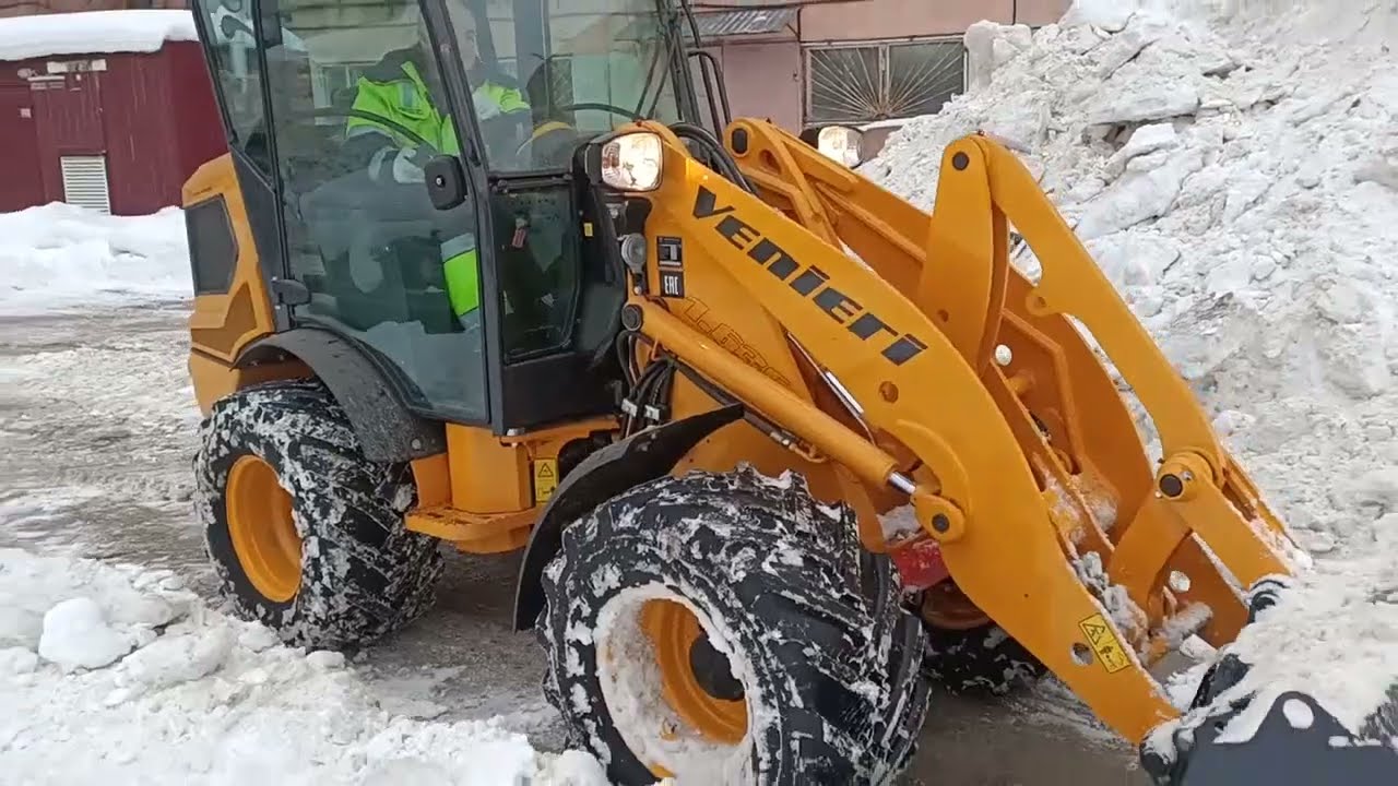 Шарнирный мини погрузчик Venieri VF1.63C на уборке слежавшегося снега внутри дворовых территорий