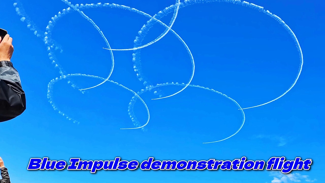 Xmasツリーローパスなど、青空をキャンバスにブルーインパルスが華麗に飛行。Blue Impulse performs a magnificent flight.