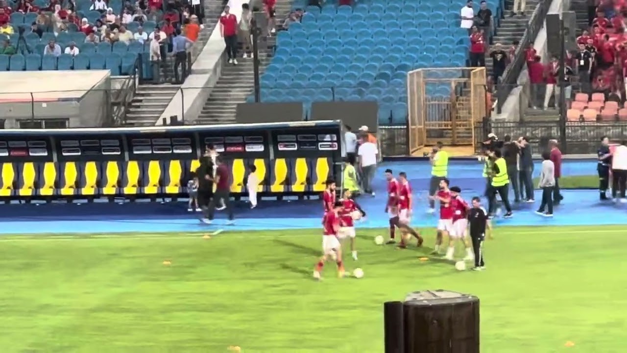 مشهد مؤثر.. شوووف اولاد أيمن اشرف عملوا ايه مع الشناوي لما شافووه في اخر يوم لابوهم مع النادي