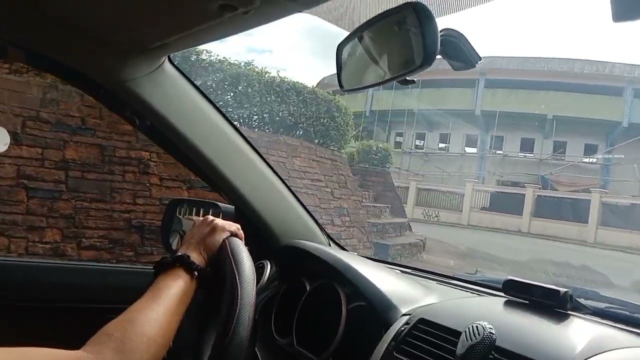 PAGLABAS AT PAG PASOK SA MASIKIP NA GARAHE