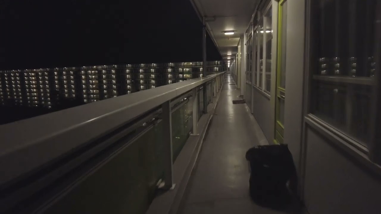 De L-flat aan de Laan van Vollenhove in Zeist 's nachts