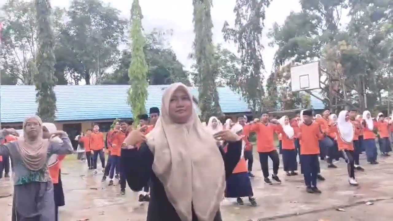 Semangat Sehat Menggema! MTsN 6 HSS Gelar Senam Bersama di Jum'at Pekan Kedua