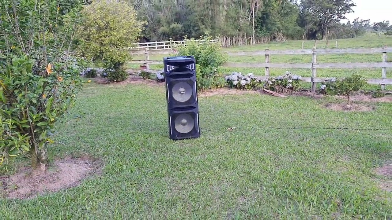 Caixa Philco Pcx 30000 tocando ao ar livre livre surpreendeu bastante.