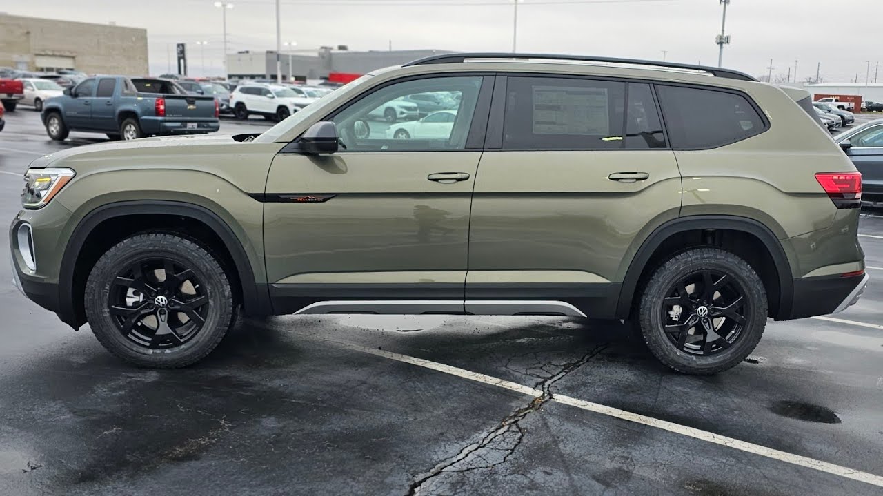 VW Atlas 2.0T Peak Edition SE 2024 года с технологией 4Motion в цвете &laquo;Авокадо-зелёный металлик&raquo;