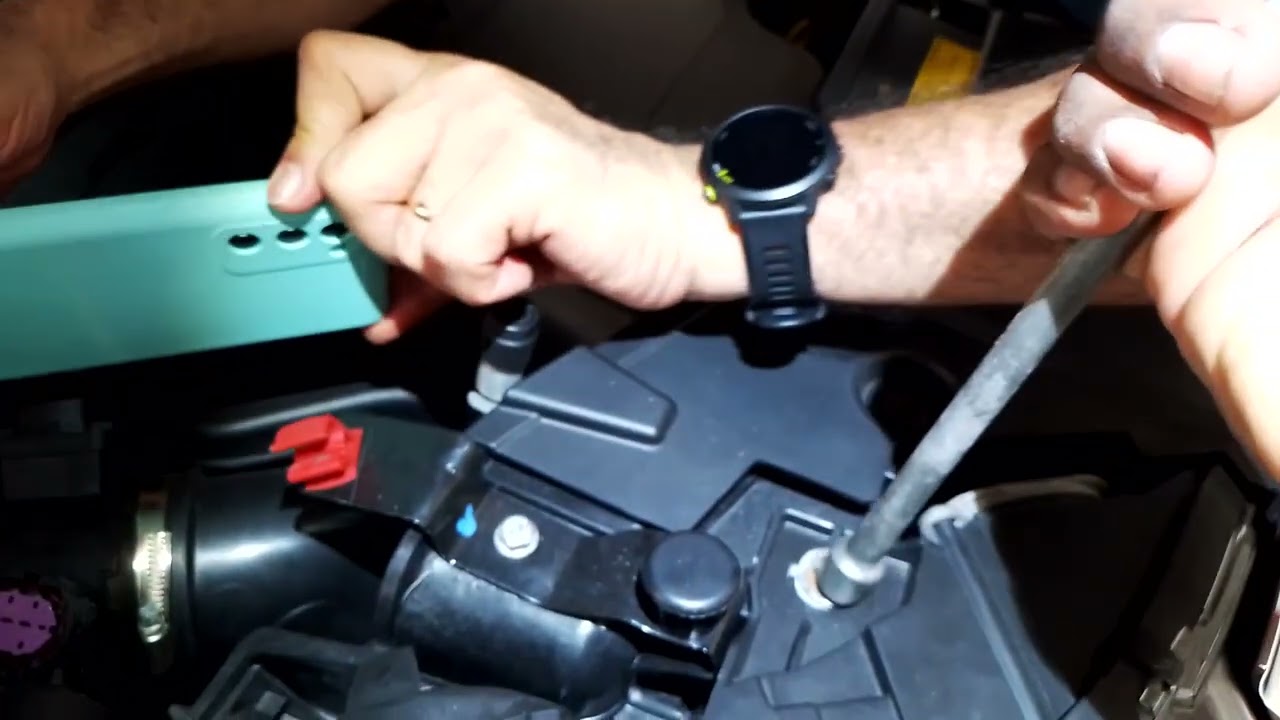 Como desmontar a lanterna superior led do Fiat Toro usando apenas uma chave. O pulo do gato 🐱.