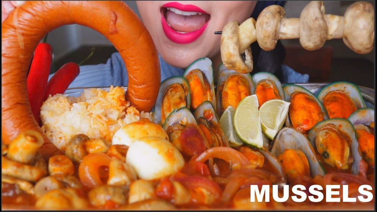 ASMR SEAFOOD BOIL MUSSELS + SAUSAGE + MUSHROOM  + EGG + ONION + COCONUT WATER | 海鲜咀嚼音 | 먹방