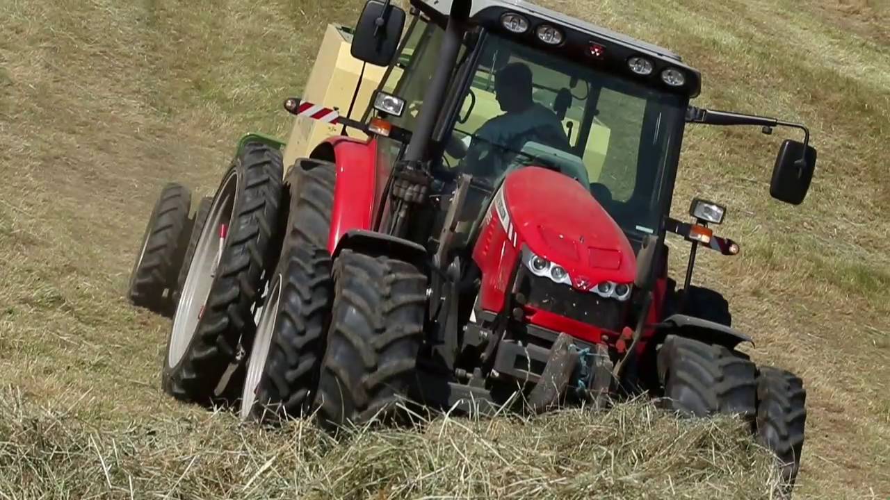 Massey Ferguson 5455 mit Krone Rundballenpresse