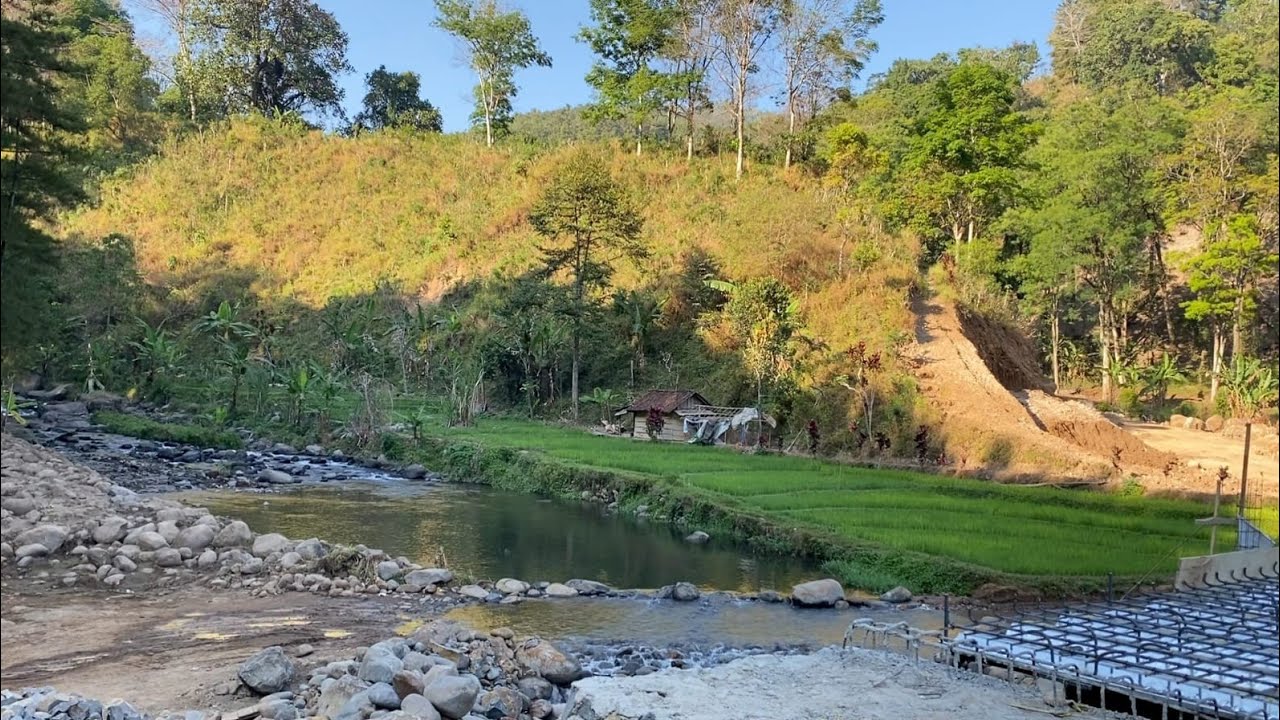 Rumah Sendirian Pinggir Sungai Terbelah Jalan Baru Penghubung Desa Terpisah