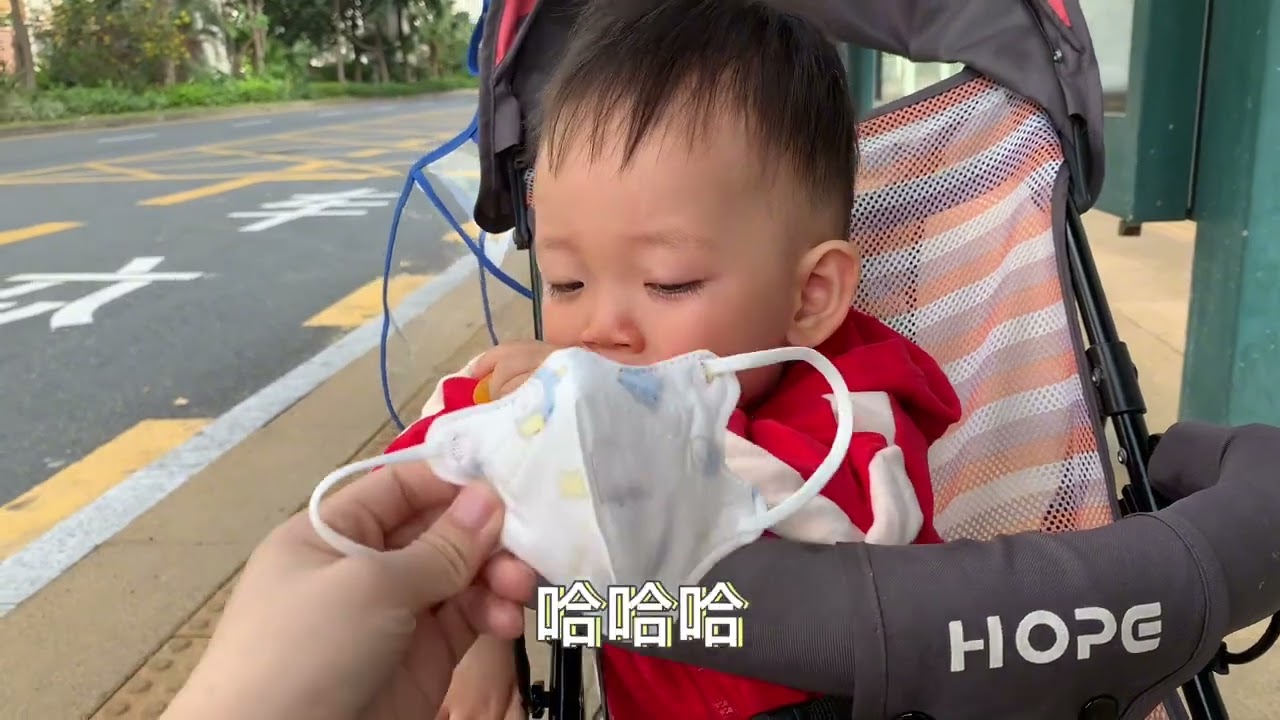 深漂：一家三口晚饭吃的各不相同，下班奶爸抱着宝宝爬楼梯哄睡