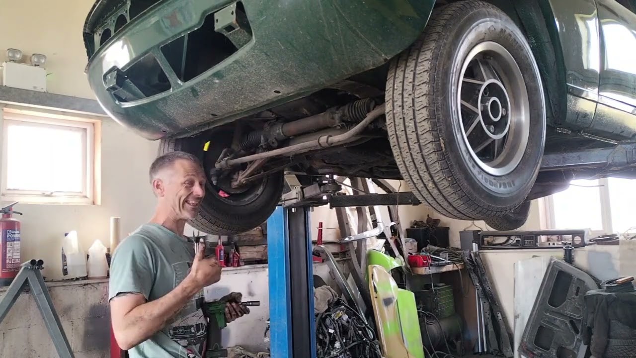 How to - Triumph Stag mk2 engine removal - start of restoration/recommission part 1