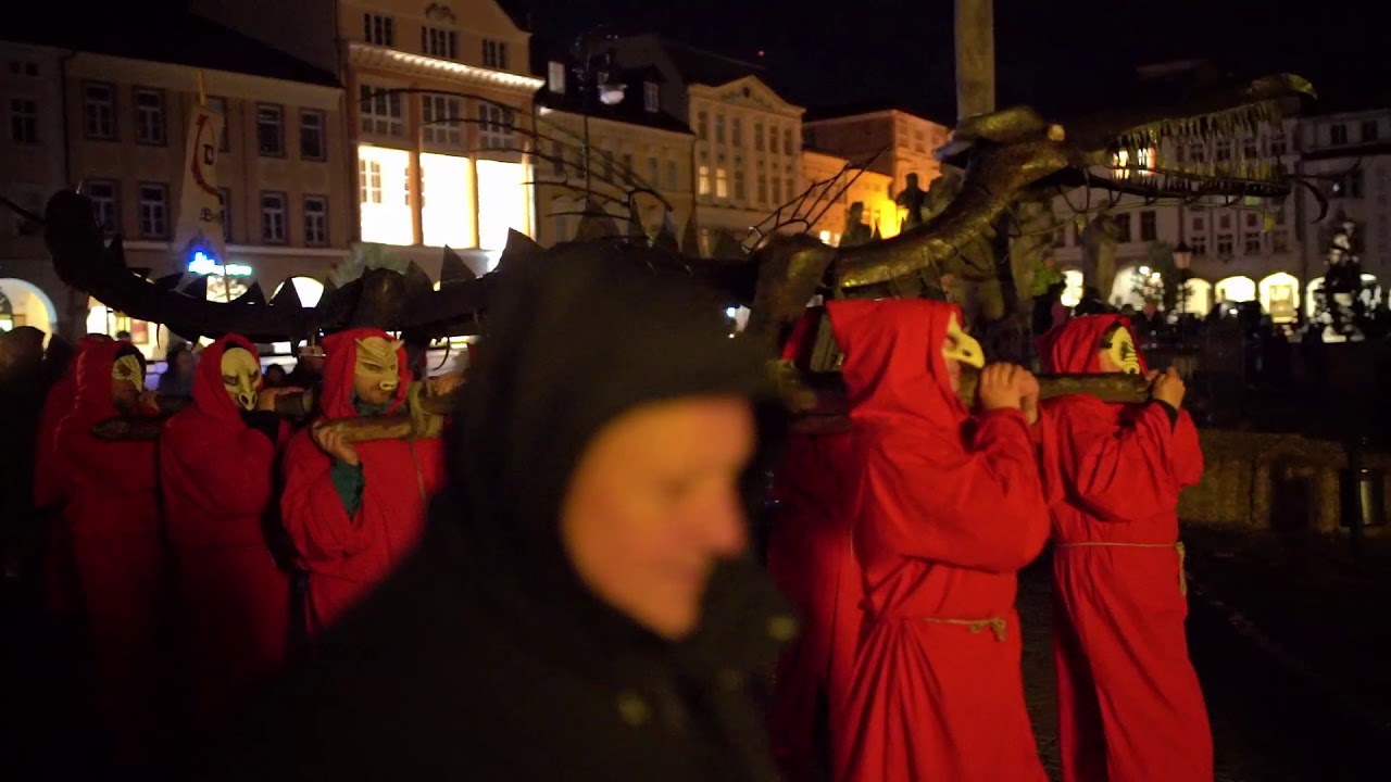 Magické procesí a vyzdvižení draka na věž Staré radnice v Trutnově