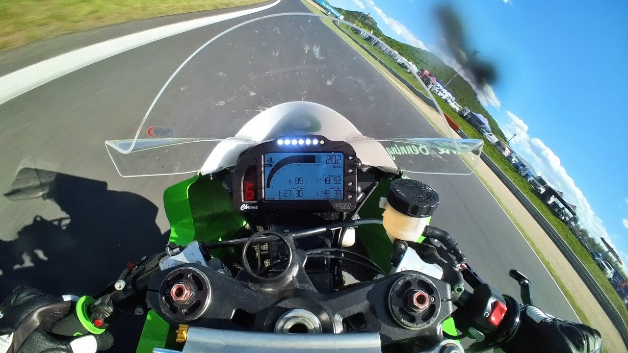 Screaming Kawasaki Ninja ZX6R on WSBK Track Most