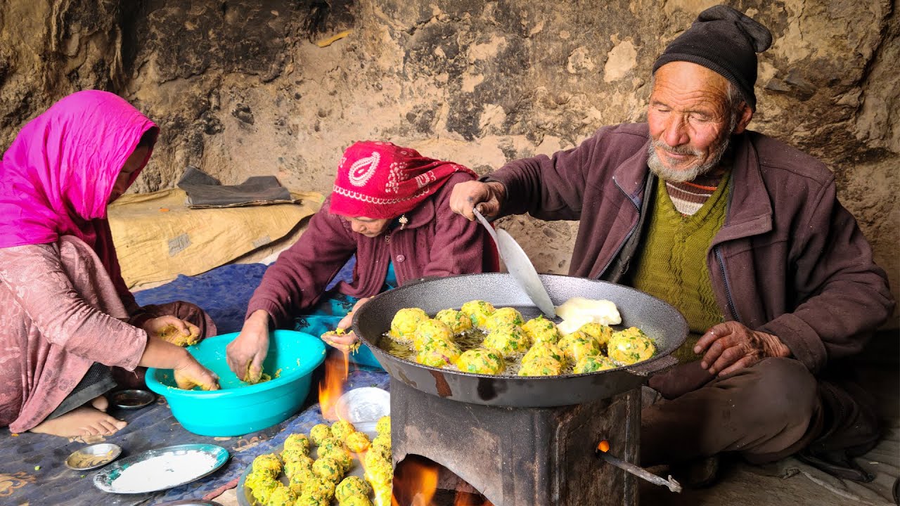 Love like 2000 years ago | Old lovers local Afghan food recipe with guests in a cave