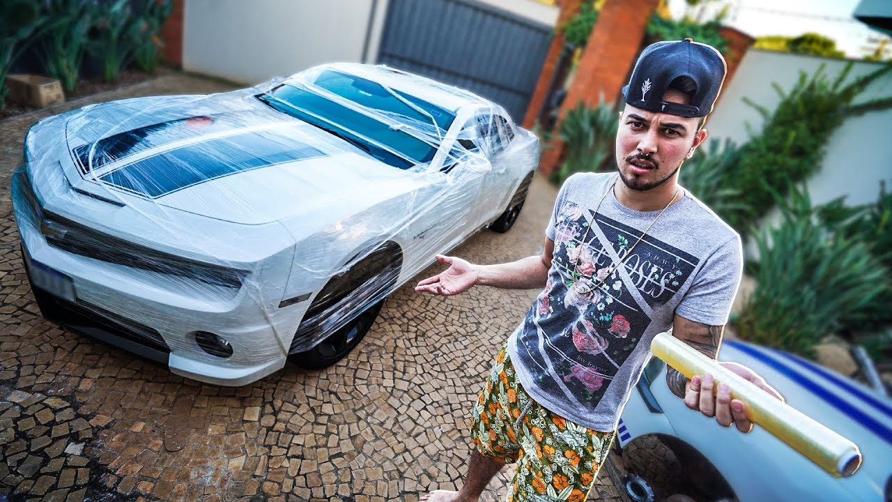 PLASTIFIQUEI O CARRO INTEIRO DO MEU AMIGO ESCONDIDO!