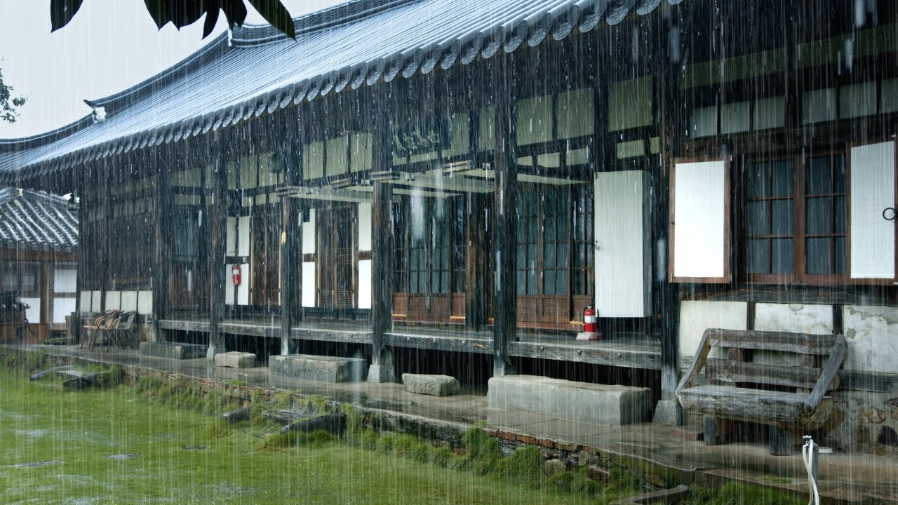 한옥 마루에 앉아 거센 빗소리 감상하기