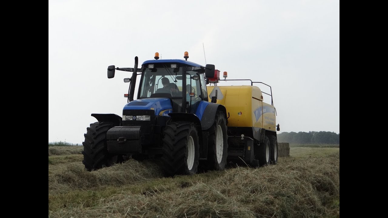 New Holland TM155/ Balen persen/ Pressing Bales/ van Klompenburg Hulshorst/ The Netherlands/ 2014