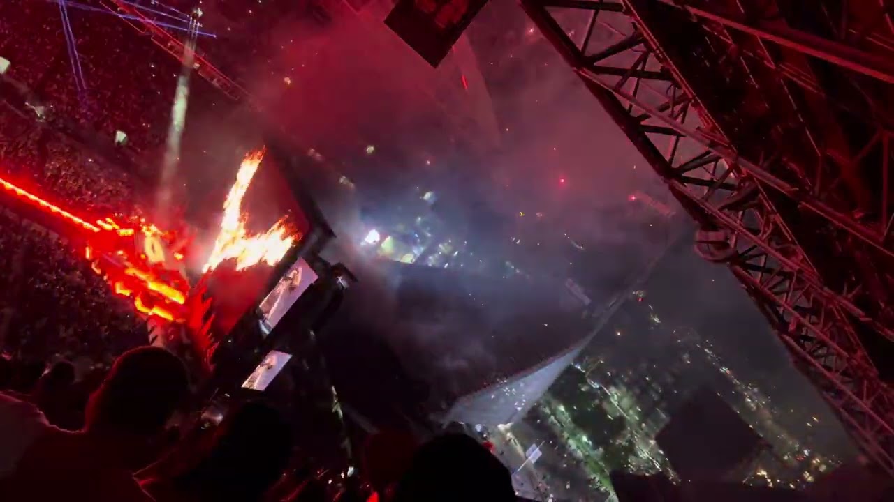 Moth to the Flame the weekend and Swedish house mafia. #theweeknd #swedishhousemafia #fireworks #wow