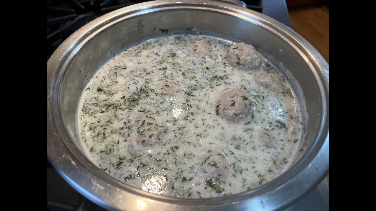 Pulpety wieprzowe w sosie koperkowym z kasza manna.Delikatne, domowe klopsiki na smietanie. Wyprobuj