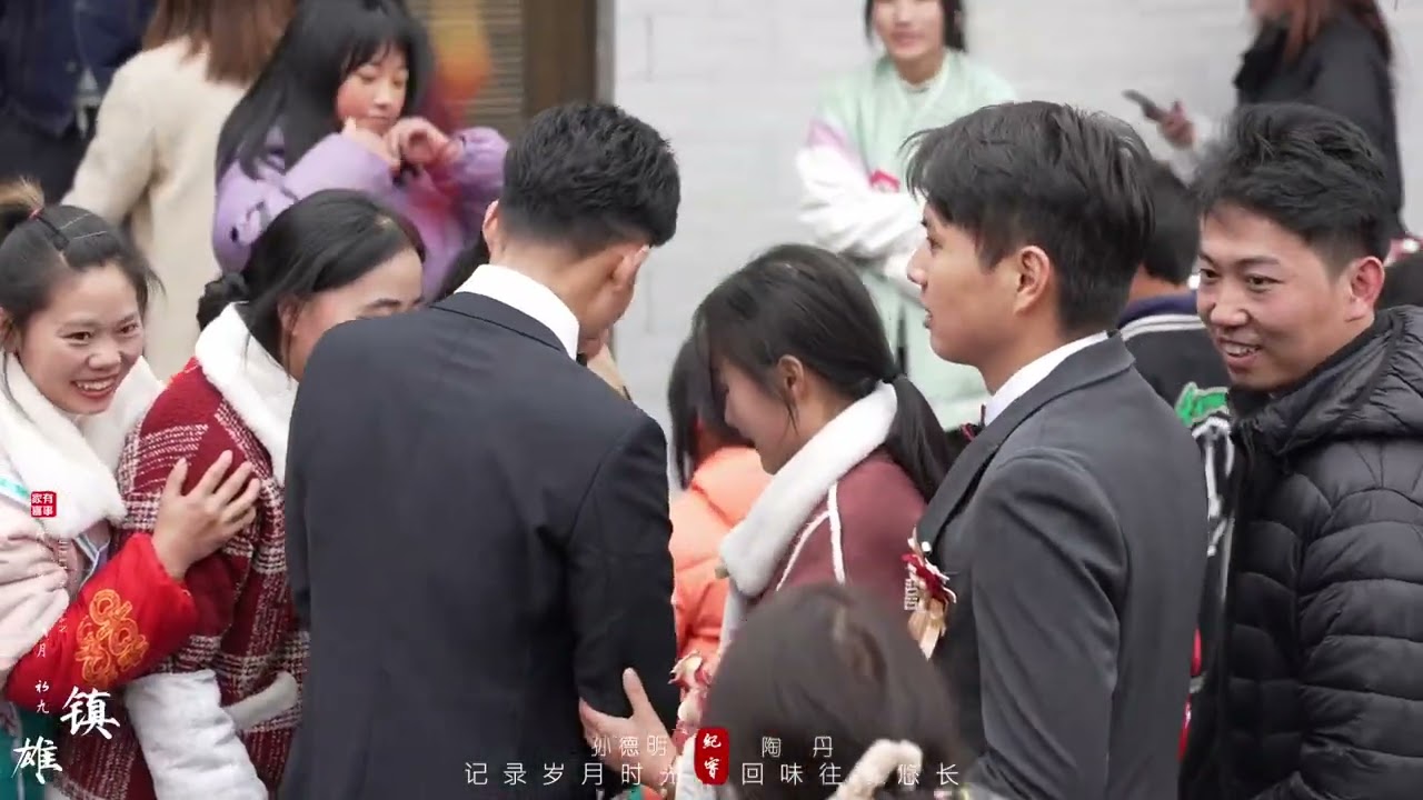 来自去年镇雄湾子苗寨陶女士远嫁昆明寻甸孙先生的出阁航拍婚礼！ 2024 年 1 月 19 日，陶女士从镇雄湾子苗寨远嫁昆明寻甸。出阁之日，航拍镜头下的婚礼宛如梦幻画卷。邻里街坊的喝彩贺喜声中，他们于