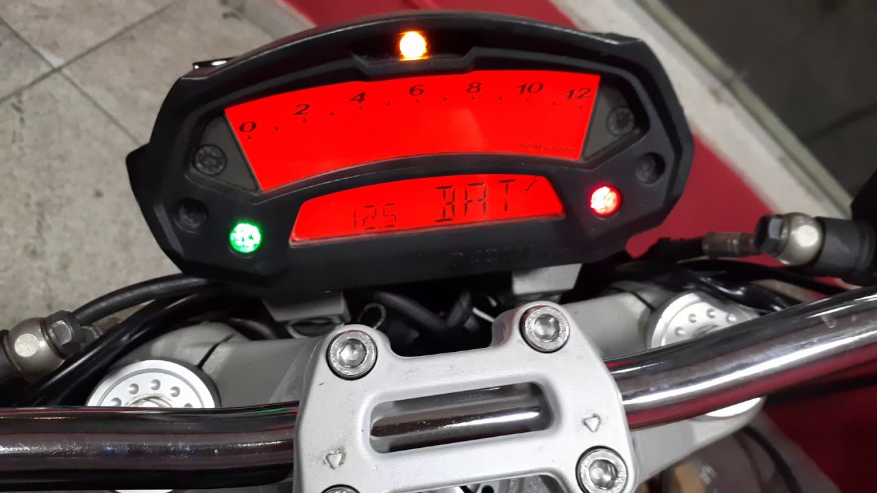 Como verificar a carga da bateria da moto Ducati MONSTER