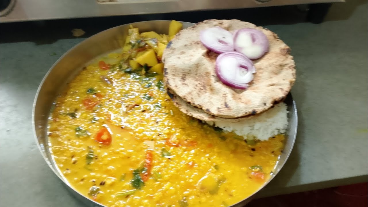 Daal chawal sabji roti banane Ja Rahe Hain yah log dekhte hain