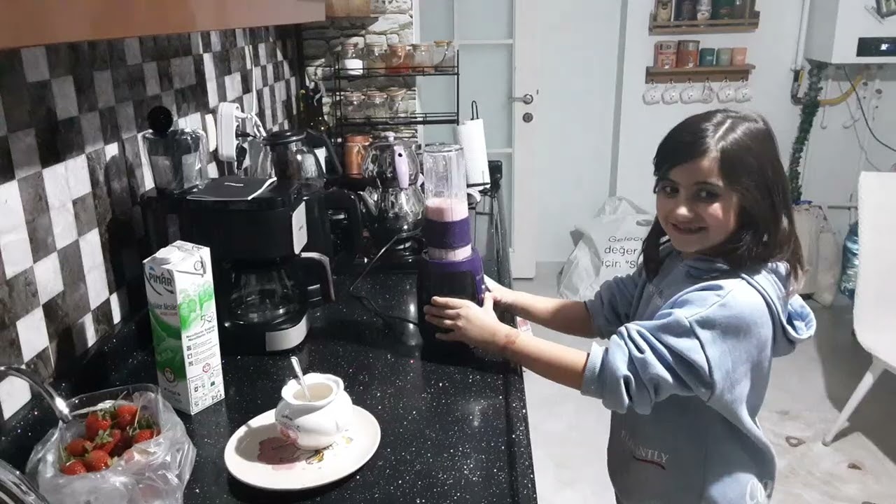 Gökçe ile birlikte evde yapım  çilekli süt yapın şaka olarak ( şeker yerine çay )diyebiliyor😂