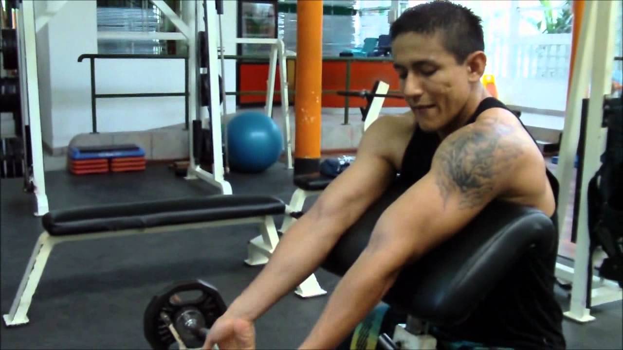 Ejercicio De Biceps. Curl De Biceps En El Predicador (Banco Scott)