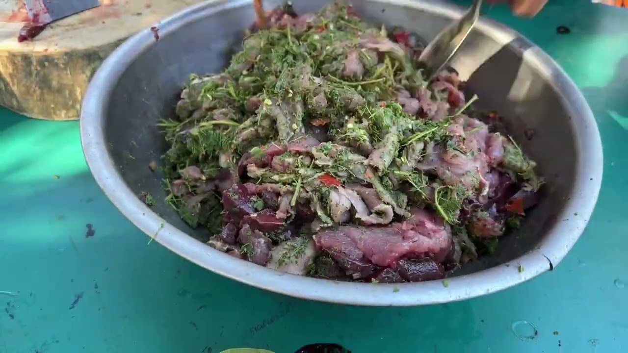 Thịt con heo rất to để làm lễ cho em bé tròn một tháng tuổi.